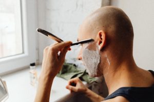 Homme qui se rase chez lui pour entretenir sa barbe
